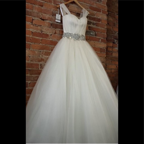 Vera Wang Emmeline Wedding Dress - Picture 1 of 8